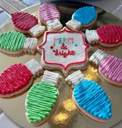 Buttercream Christmas Cookies, Piping Frosting Recipe, Christmas Light Cookies, Light Cookies, Holiday Recipies, Buttercream Piping, Piping Frosting, Decorating Cookies, Sugar Cookie Designs