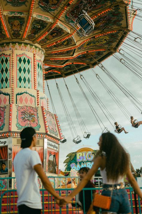 Fun Fair Couple Aesthetic, State Fair Couple Pictures, Summer Couple Activities, Fair Couple Photos, Fair Pictures Aesthetic, State Fair Picture Ideas, Fair Pictures Ideas Couple, Couple Goal Dates, Fair Date Aesthetic