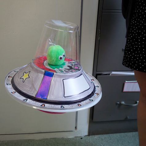 Make Your Own Alien Craft, Build An Alien Craft, Diy Alien Spaceship, Flying Saucer Craft, Space Craft Ideas, Ufo Craft, Alien Craft, Space Theme Classroom, Space Crafts For Kids