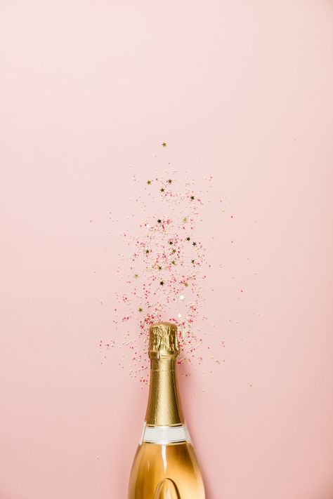 New Years Eve Esthetics, Birthday Esthetics Background, Pink New Year Aesthetic, Champagne Wallpaper Iphone, Party Background Wallpapers, Birthday Esthetics, Pink Champagne Aesthetic, Birthday Party Wallpaper, Celebration Aesthetic