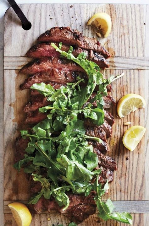 Steak Diner, Dinner Party Entrees, Party Entrees, Ideas Para La Cena, Summer Potluck Recipes, Arugula Recipes, Summer Potluck, Enjoy Your Meal, Grilled Steak Recipes