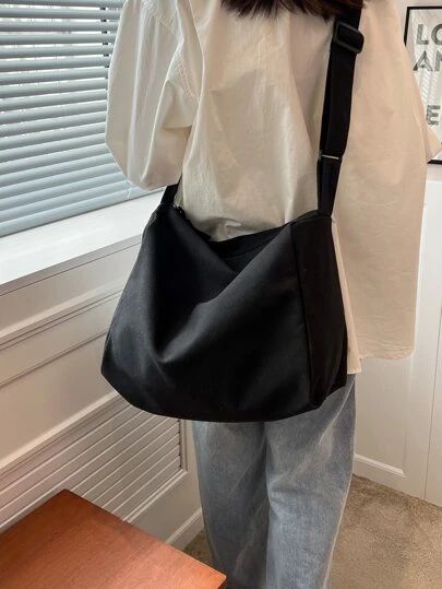 Black Messenger Bag Outfit, Messenger Bag Outfit, Black Messenger Bag, Business Casual Minimalist, Bag Outfit, Bags For Teens, White Collar, Cloth Bags, Hobo Bag