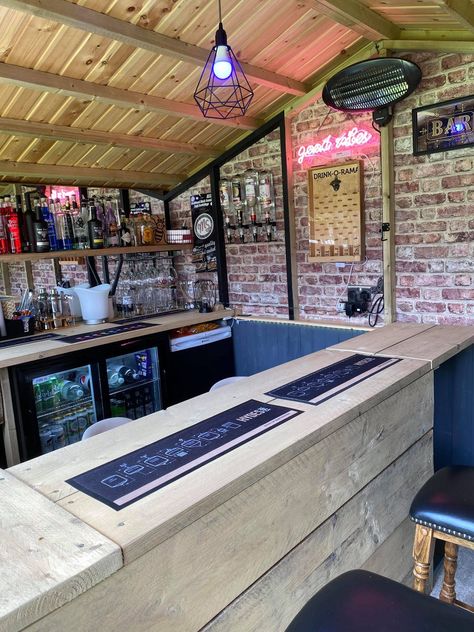 Photos: Couple turn garden shed into authentic pub in 3 days for $600 - Insider Garden Pub Shed, Shed Bar Ideas, Backyard Pub, Garden Bar Ideas, Garden Bar Shed, Building A Home Bar, Outdoor Garden Bar, Diy Outdoor Bar, Bar Shed