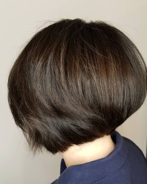 We usually hear that blondes have more fun but that isn't the case when it comes to some gorgeous short brunette hairstyles. Brown hair is a beautiful... Dark Brown Textured Bob, Short Brunette Hair, California Hair, Blonde Ends, Lob Styling, New Hair Trends, Short Hairstyles Fine, Short Hair Trends, Straight Blonde Hair