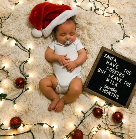 Diy Newborn Holiday Pictures, Xmas Newborn Pictures, 4 Months Christmas Baby Photoshoot Ideas, 8 Month Baby Photoshoot December, Easy Milestone Pictures, One Month Christmas Baby, 5 Months Christmas Pictures, Christmas Photo For Baby, Sleeping Baby Christmas Pictures