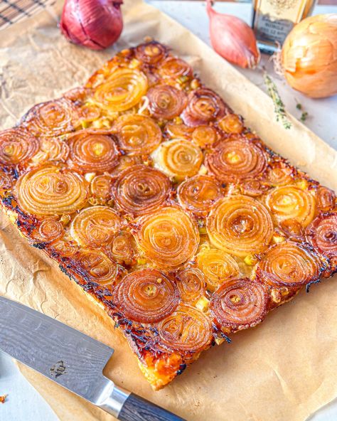 Upside down Onion Tart — The Global Vegetarian Upside Down Onion Puff Pastry, Upside Down Tarts, Footy Food, Savory Tarts, Woman Eyes, Onion Tart, Savory Tart, Pastry Tart, Italian Dinner