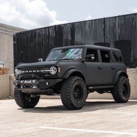 Bronco Wheels And Tires, Bronco Blacked Out, Bronco Ford 2022 Interior, Bronco Matte Black, New Bronco Lifted, Lifted Bronco Sport, New Ford Bronco 2022, Ford Bronco Wrap, Ford Bronco Modified