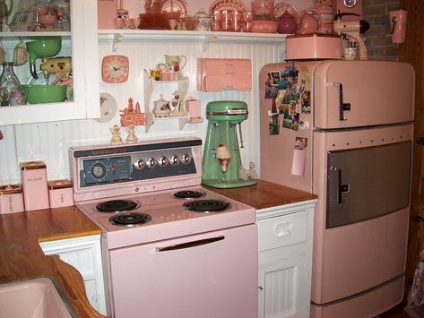 Pink Retro Kitchen, Retro Pink Kitchens, 50s Kitchen, 1950s Kitchen, Vintage Appliances, Casa Vintage, Pink Kitchen, Plywood Furniture, Retro Home