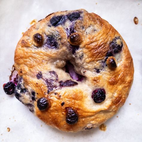 Easy homemade Blueberry Bagels Recipe with creamy white chocolate. Perfectly chewy, bursting with blueberries and studded with sweet white chocolate. Blueberry Bagels Recipe, Blueberry Bagels, Blueberry White Chocolate, Homemade Bread Dough, Blueberry Bagel, Bagels Recipe, Homemade Sourdough Bread, Vegetarian Desserts, Homemade Bagels