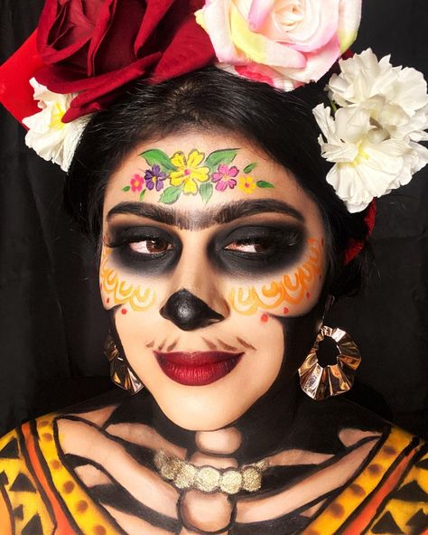 Frida Kahlo Makeup Inspired, Coco Makeup Halloween, Frida Kahlo Makeup, Coco Makeup, Coco Aesthetic, Mexican Halloween Costume, Catrina Makeup, Knight Halloween, Mexican Halloween