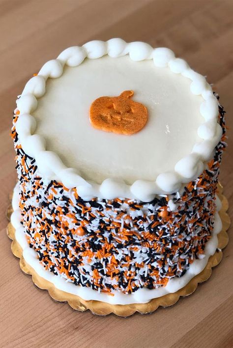 Halloween Carrot Cake, Easy Halloween Cake Ideas, Small Halloween Cakes, Halloween Cake Designs Easy, Halloween Decorated Cakes, Diy Halloween Cake, Halloween Cake Easy, Simple Halloween Cake, Simple Halloween Cakes