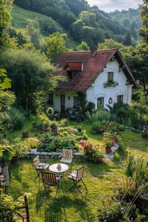 Casa Vintage, Dream Cottage, House Goals, Garden Cottage, Alam Yang Indah, Pretty House, Dream House Decor, House Inspo, Dream Garden