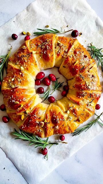 Wreath Appetizer Crescents, Cresent Wreath Recipe, Cranberry Brie Pastry Wreath, Brie Cranberry Wreath, Crescent Christmas Wreath, Croissant Wreath Recipe, Cranberry Brie Crescent Wreath, Christmas Brie Wreath, Wreath Dessert Christmas