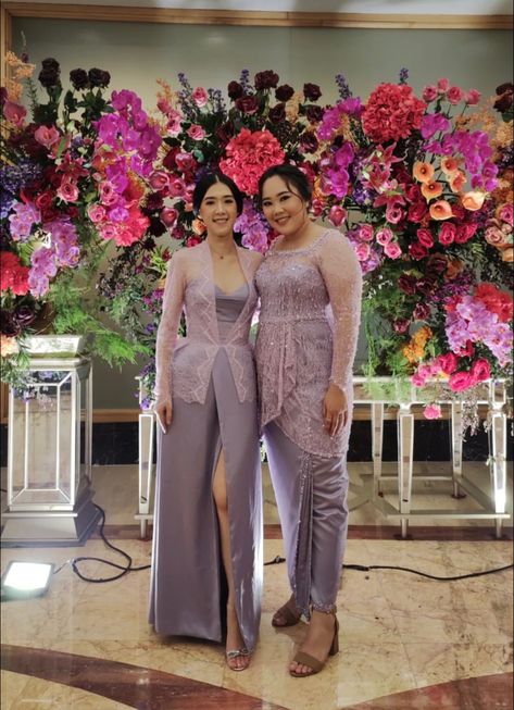 Ootd Wedding Party Casual, Kebaya Modern Dress Bridesmaids, Satin Brokat Dress, Bridesmaid Non Hijab, Dress Bridesmaid Brokat, Bridesmaid Dresses Brokat, Model Kebaya Untuk Orang Gemuk, Dress Brokat Modern Bridesmaid, Model Dress Bridesmaid