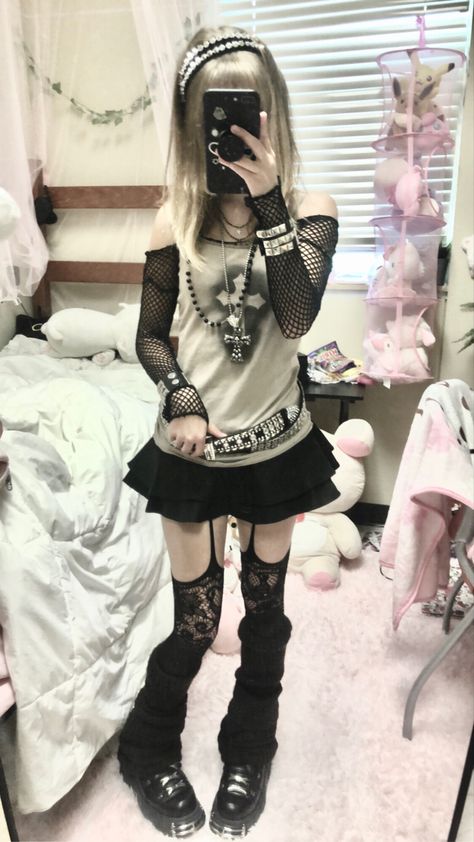 Causal Emo Outfits, Emo Gyaru Fashion, Gothic Gyaru Fashion, Goth Gyaru Fashion, Scene Grunge Outfits, Alt Fashion Inspo Outfits, Emo Outfit Inspiration, Alt 2020 Fashion, Y2k Gyaru Outfits