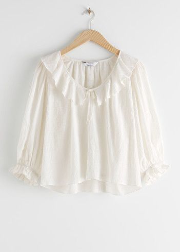 Frilled Puff Sleeve Top - White - Tops & T-shirts - & Other Stories Ruffle Collar Top, Chic Blouses, Simply Chic, Moda Plus, Ruffle Collar, Collar Top, 로고 디자인, Puff Sleeve Top, Fashion Story