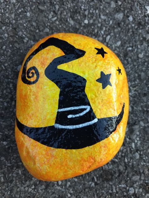 Simple Witch Hat, Fall Rock, Witch Hat Halloween, Garden Rock Art, Diy Rock Art, Halloween Rocks, Stone Art Painting, Painted Rocks Kids, Witches Hat