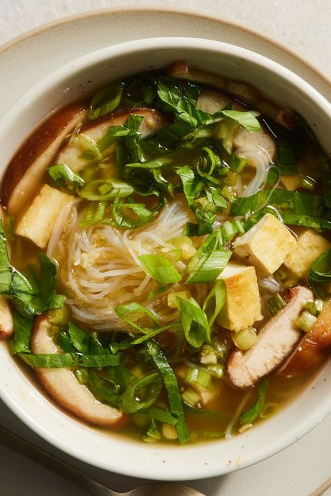 Miso Noodle Soup in a Jar Miso Noodle Soup Jar, Mason Jar Miso Noodle Soup, Best Miso Soup Recipe, Soup Jars Recipes, Soup In Jar, Mason Jar Soups, Soup In A Jar Recipe, Noodle Soup In A Jar, Jar Soup