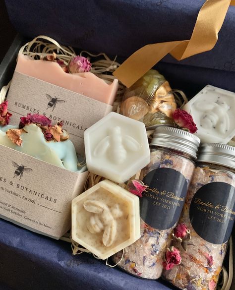 Soap Gift Box Ideas, Bath Salts Gift, Handmade Soap Recipes, Skincare Products Photography, Comfort Gifts, Spa Gift Box, Aromatherapy Gifts, Get Well Soon Gifts, Diy Presents