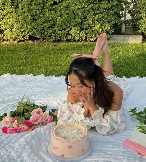 Birthday picnic cute idea pink vibes Picnic Photo Shoot, Picnic Pictures, Picnic Photography, Debut Photoshoot, Picnic Birthday Party, Cute Birthday Pictures, 21st Birthday Photoshoot, Picnic Inspiration, Birthday Ideas For Her