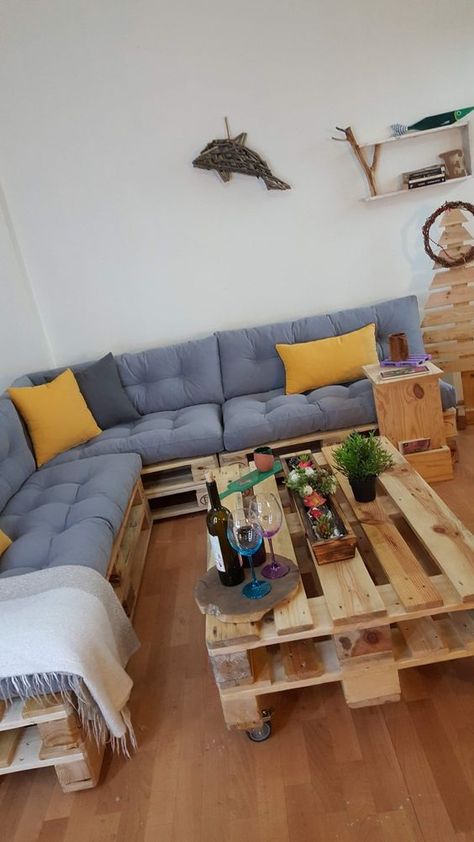 Couch Pallet Diy, Pallet Board Couch, Pallet Seating Indoor Living Rooms, Wooden Pallet Couch, Pallet Sectional Indoor, Palette Furniture Living Room, Diy Pallet Sofa Indoor, Palette Sofa Indoor, Pallet Sofa Indoor Living Rooms