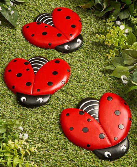 Decorative Stepping Stones, Ladybug Garden, Garden Bugs, Art Pierre, Garden Stepping Stones, Desain Lanskap, Bee Garden, Outdoor Flowers, Rock Painting Designs