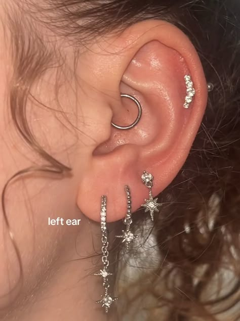 Ear Piercings Inspo Baddie, Ear Piercing Ideas Silver, Piercing Ear Ideas, Ušný Piercing, Ear Peircings, Ear Piercings Chart, Ear Curation, Nail Piercing, Earrings Piercings