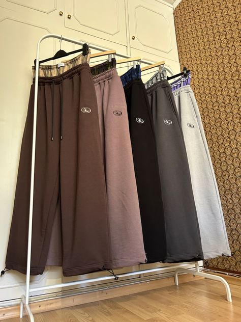 Phat Pants, Looks Hip Hop, Sweatpants Streetwear, Graphic Shirt Design, Guy Fits, Baggy Sweatpants, Sweat Pant, Guys Clothing Styles, Clothing Websites