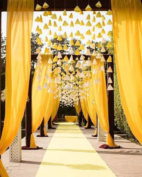 Origami Photography, Shadi Decor, Haldi Decor Ideas, Haldi Ideas, Yellow Wedding Decorations, Haldi Decoration Ideas, Haldi Ceremony Decorations, Decoration Engagement, Haldi Decoration