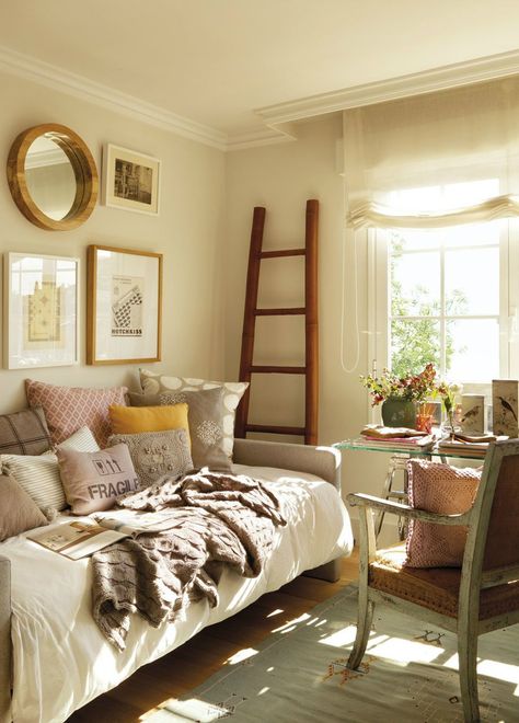 Tips For A Great Small Guest Room 8 Guest Room Daybed, Small Guest Rooms, Daybed Room, Guest Bedroom/office, Small Guest Room, Home Office/guest Room, Small Guest Bedroom, Deco Studio, Extra Bedroom