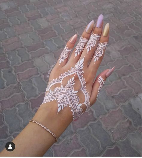 Wedding Henna Designs Brides Simple, Henna Tattoo Palm, White Mendhi, Shoulder Henna Tattoo, Henna Simple Putih, White Henna Wedding Simple, White Henna Designs On Dark Skin, White Wedding Henna, White Henna Tattoo Designs