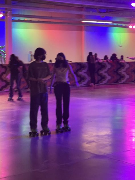 Rollerskating Couple Aesthetic, Rollerskating Couple, Teenage Dirtbag Couple, Chill Couple Aesthetic, Rollerskating Date, Couple Dates Aesthetic, Roller Skating Couple, Roller Skating Date, Couple Date Aesthetic