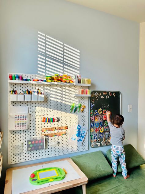 Ikea Pegboard Ideas Playroom, Kids Playroom Art Area, School Age Playroom, Ikea Pegboard Playroom, Mini Playroom Ideas, Small Bedroom Playroom Combo, Ikea Pegboard Kids Art, Ikea Kids Art Station, Playroom Art Station