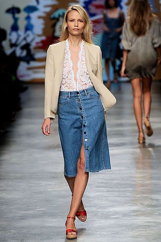 Stella McCartney spring 2010 Denim Skirt Trend, Style Désinvolte Chic, Womens Denim Skirts, Natasha Poly, Denim Skirt Outfits, Long Denim Skirt, Skirt Trends, Denim Chic, Denim Trends