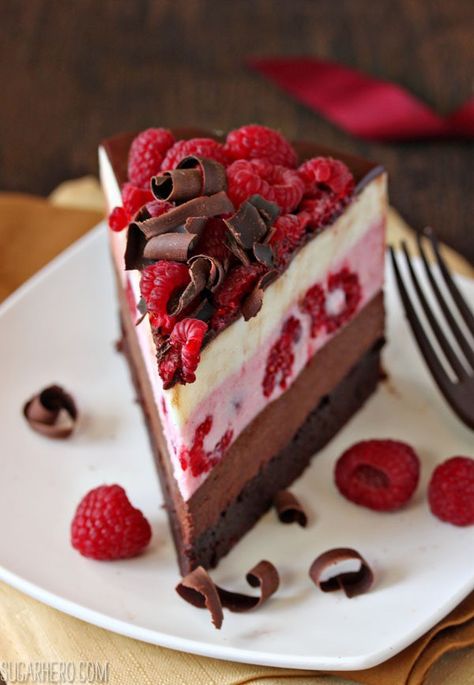 Chocolate Raspberry Mousse Cake - SugarHero Chocolate Raspberry Mousse, Chocolate Raspberry Mousse Cake, Raspberry Mousse Cake, Resep Seafood, Raspberry Mousse, 귀여운 음식 그림, Elegant Desserts, Läcker Mat, A Piece Of Cake