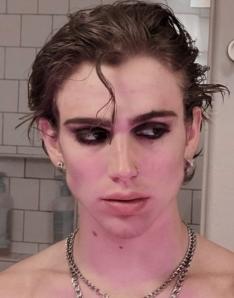 Punk Makeup Men, Eboy Makeup, Guys With Eyeliner, Androgynous Makeup, Maquillage Goth, Black Eye Makeup, Punk Makeup, Výtvarné Reference, Black Eyeshadow