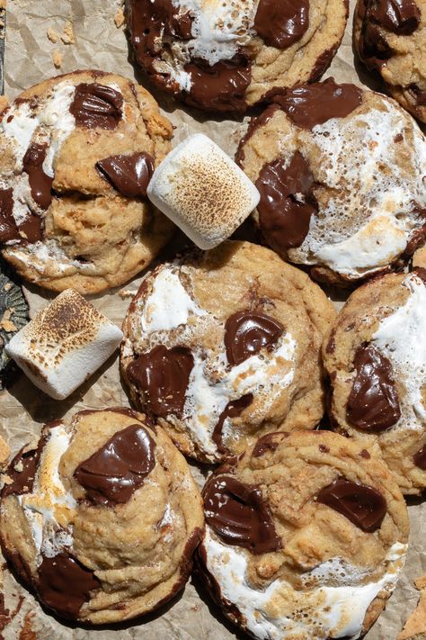 S'mores Chocolate Chip Cookies S'mores Chocolate Chip Cookies, Crockpot Chocolate Chip Cookie S’mores, S’more Cookie, Copycat Cookies, Ice Cream Muffins, Smores Cookies, Sweet Ideas, Gourmet Cookies, Marshmallow Creme