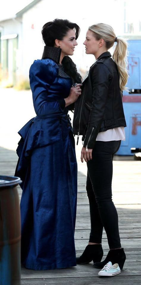 Awesome Evil Queen Regina and Emma (Lana and Jen) #Once #S6 E2 #ABitterDraught airs Sunday 10-2-16 (manip) Regina And Emma, Once Upon A Time Funny, Evil Queens, The Evil Queen, Woman Loving Woman, Swan Queen, Regina Mills, Outlaw Queen, Jennifer Morrison