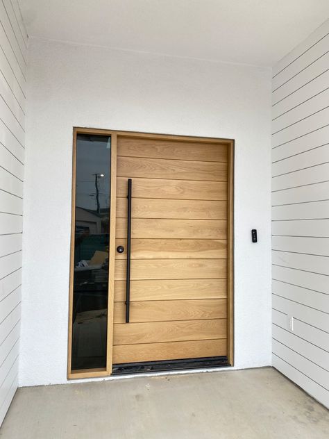 Custom Front Doors Exterior Door Single, Scandinavian Exterior Door, Scandinavian Entry Door, Light Wood Front Door Modern, Front Door Scandinavian, Modern Timber Front Door, Wood Slat Front Door, Solid Wood Exterior Door, Modern Front Door Ideas Entrance