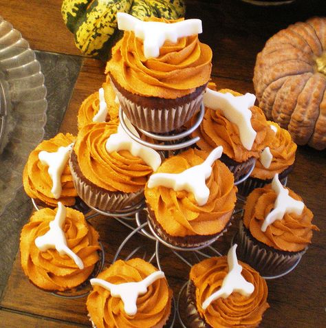 UT Longhorns by bellissimobakery    Pinned by http://high5collegeclub.com Longhorn Cupcakes, Longhorn Party, Football Treats, Ut Longhorns, Texas Baby, Texas Strong, Longhorns Football, Ut Austin, Texas Longhorn