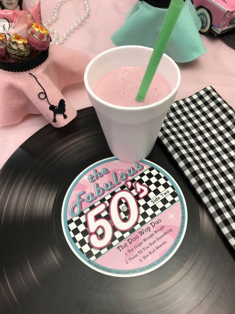 1950s Party Decorations Diy 50s Diner, Coca Cola Party Theme, 1950s Party Decorations, Diner Wedding, Coquette 60s, Coca Cola Party, Grease Party, 50s Theme Parties, Sock Hop Party