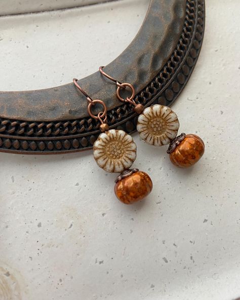 Pumpkin spice makes everything nice! You will fall in love with these beautiful pumpkin earrings. A perfect accessory for those who love autumn and nature. These are handmade with Czech glass beads and copper accents. A perfect way to add beauty to your everyday. *Handmade with copper ear wires *Dainty, lightweight, perfect for everyday wear * Made with lovely Czech glass sunflower beads. These are known for their intricate details and vibrant colors.  *Drop length approximately 1 inch To view more of my original jewelry designs, please visit my Etsy shop at: rabbiteardesigns.Etsy.com or follow me on instagram @rabbitear_designs. Tell your story through jewelry! Halloween Earring Ideas, Knitting Moodboard, Czech Earrings, Sunflower Beads, Czech Beads Jewelry, Glass Sunflower, Beading Earrings, Autumn Earrings, Czech Glass Jewelry