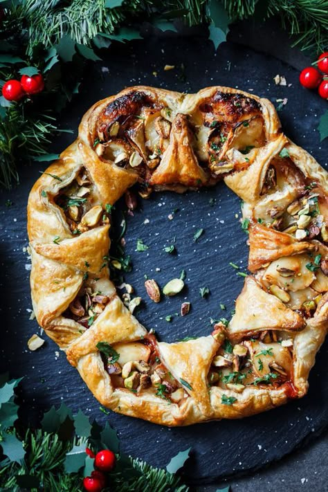 Cranberry and Brie puff pastry wreath - Simply Delicious. Christmas | Festive | Holidays | Recipe | Food | Appetizer | Vegetarian | Starter | Cheese Puff Pastry Wreath, Pastry Wreath, Cranberry And Brie, Holiday Cheese Boards, Best Holiday Appetizers, Christmas Appetizers Easy, Brie Puff Pastry, Holiday Appetizers Recipes, Wontons