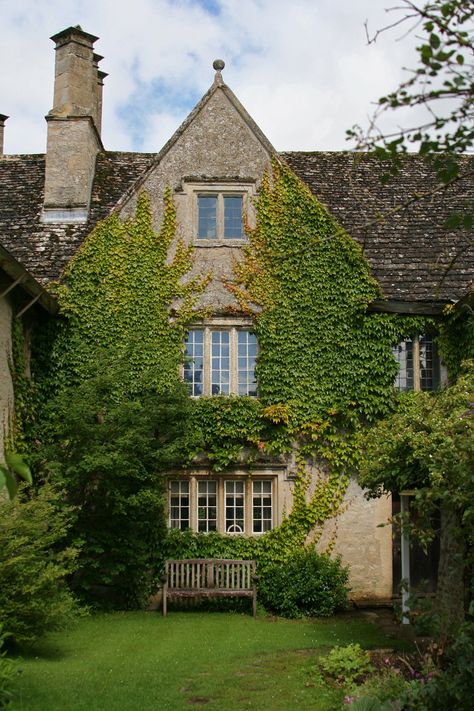 https://flic.kr/p/cFGLm9 | Kelmscott Manor | Kelmscott, Oxfordshire July 2012 English Manor Houses, English Country Cottage, Old Manor, Ivy House, Casa Vintage, English Manor, Casa Exterior, English House, English Country House