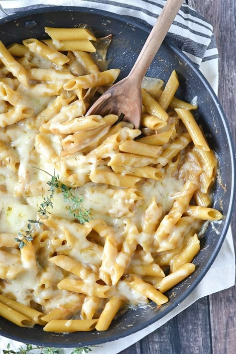 French Onion Pasta Recipe. If you love comfort foods like french onion soup and spaghetti, it's time you met this caramelized onion dream! Cooked in one pot, pan or skillet, this is great if you need ideas or recipes for Creamy, cheesy weeknight dinners and meals. Creamy French Onion Pasta, French Onion Pasta, Onion Pasta, Onion Recipes, French Onion Soup, Minestrone, French Onion, Onion Soup, Pasta Recipe