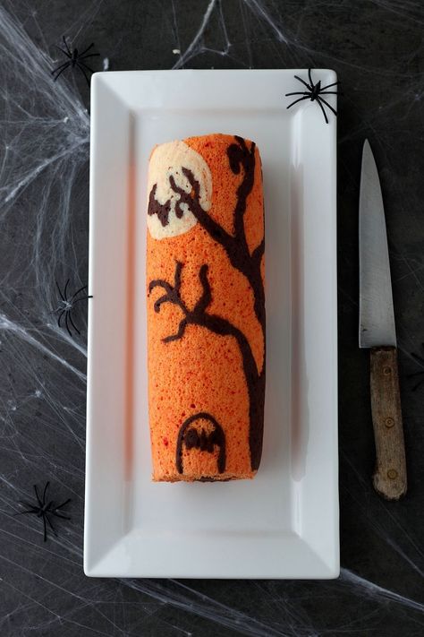 Il rotolo di Halloween al cioccolato è un'idea semplice e, allo stesso tempo, originale per la festa più paurosa dell'anno! Basta un po' di fantasia e di manualità per trasformare un semplice dolcetto in qualcosa di speciale agli occhi dei bambini! Come al solito, per Halloween, mi piace provare nuove ricette da preparare con i miei bambini. Realizzare un rotolo al cioccolato è davvero semplice ma, quello che lo rende sorprendente, è il disegno realizzato con la pasta sigaretta. Buono a sapersi: Cibo Halloween, Biscotti Halloween, Halloween Cupcake Cake, Snack Halloween, Halloween Pumpkin Cake, Alice Halloween, Cinnamon Pull Apart Bread, Focaccia Dolce, Easy Halloween Snacks