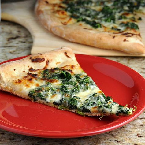 Cici's Copycat Spinach Alfredo Pizza | This easy pizza recipe tastes SO good. I may never to back to normal pizza recipes again. Spinach Alfredo Pizza Recipe, Spinach Alfredo Pizza, Alfredo Pizza Recipe, Spinach Alfredo, Alfredo Pizza, Spinach Pizza, Pizza Recipes Easy, Idee Pasto Sano, Pizza Recipe