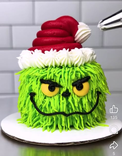 Christmas Cake Decoration Ideas, Red And Green Cake, Grinch Cake Ideas, Cute Christmas Cakes, Grinch Christmas Cake, Christmas Cakes Recipe, Christmas Cakes Ideas Decoration, Cute Cupcake Decorating Ideas, Cute Christmas Cake