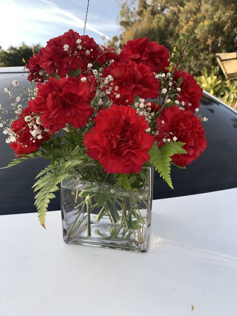 Red And White Carnation Centerpieces, Carnation Flower Centerpieces, Simple Carnation Centerpieces, Red Carnation Arrangement, Red And White Flower Arrangements Simple, Red Floral Centerpieces For Party, Red Flower Centerpieces Simple, Red Flower Centerpieces For Party, Dark Red Centerpieces