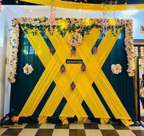 Yellow Stage Decoration, Haldi Pleat Decoration, Decoration Ganesh Festival, Haldi Stage Decoration Backdrops, Indoor Haldi Decor Ideas, Haldi Theme Decoration, Simple Haldi Decoration At Home, Flower Decoration Stage, Haldi Decoration Ideas Backdrops